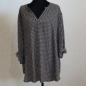 Women's Plus Size Maurices Black and Blush Geometric V-Neck Tunic